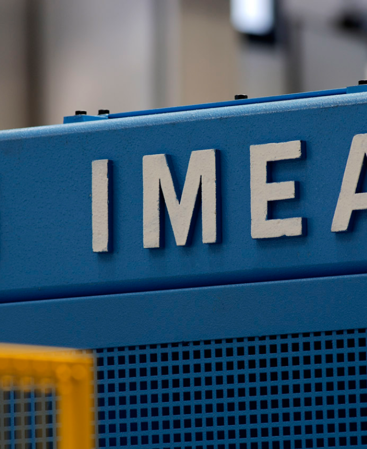Foto ravvicinata del logo IMEAS su macchina industriale blu