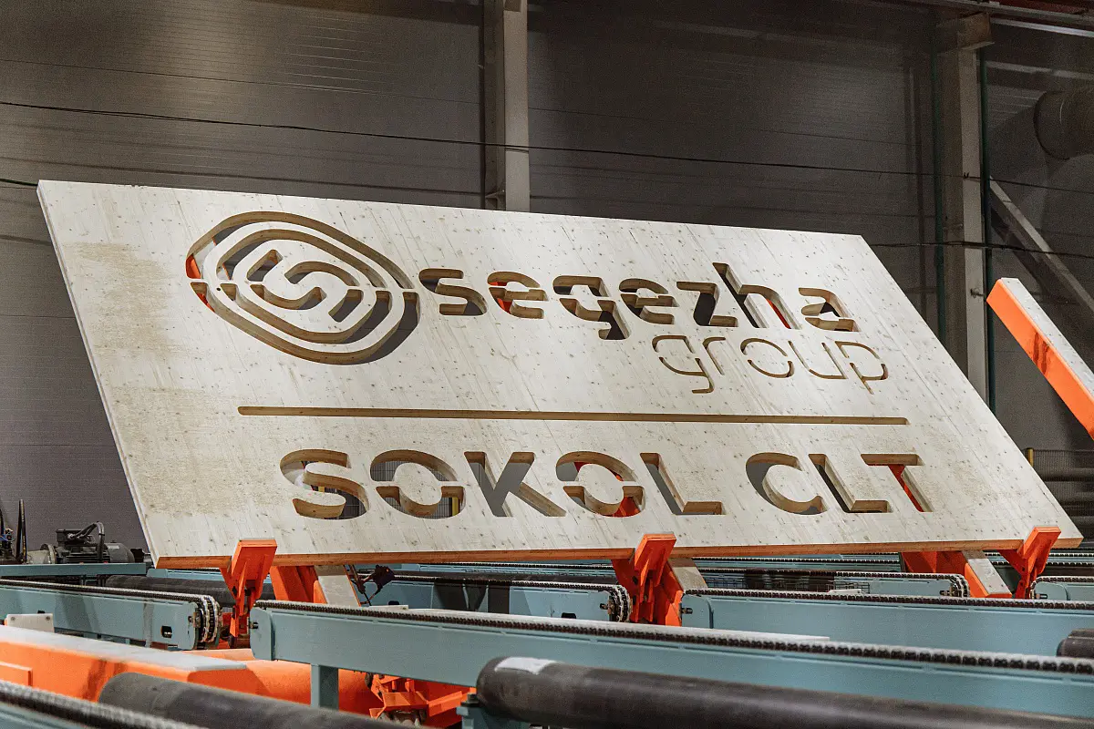 Insegna Segezha Group su pannello di legno in stabilimento.