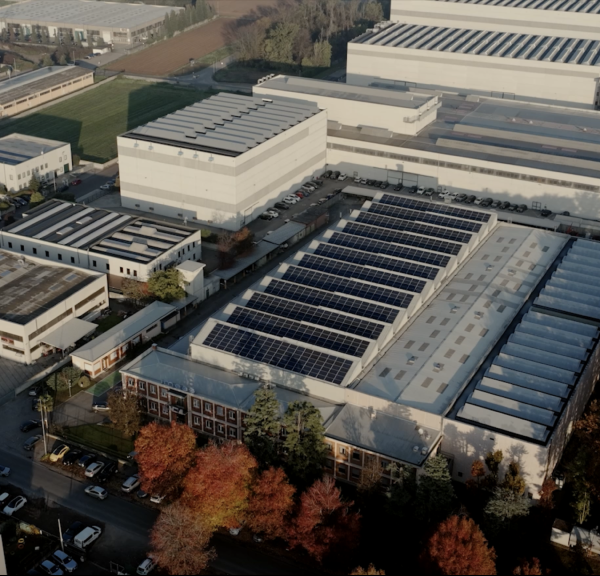 Vista aerea di un complesso industriale con tetti coperti da pannelli solari