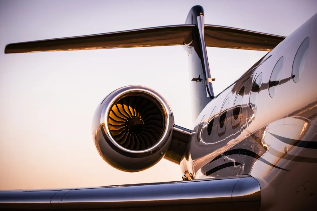 Dettaglio della turbina di un aereo privato in fase di ispezione.