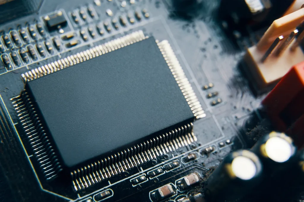 Microchip su scheda elettronica visto in primo piano.