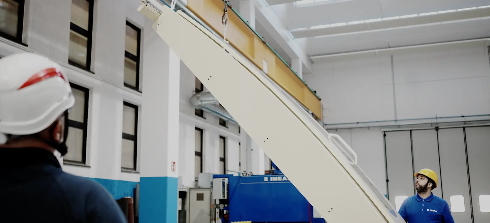Linea automatizzata di movimentazione interna in uno stabilimento.
