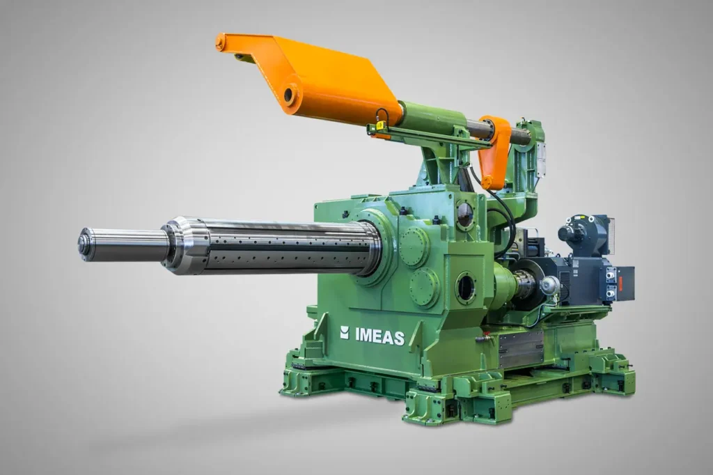 Macchinario verde e arancione di medie dimensioni con tubo metallico chiuso posto di fronte