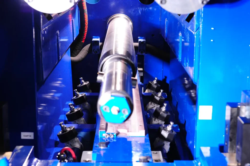 Zoom su un pezzo di macchinario industriale d colore blu