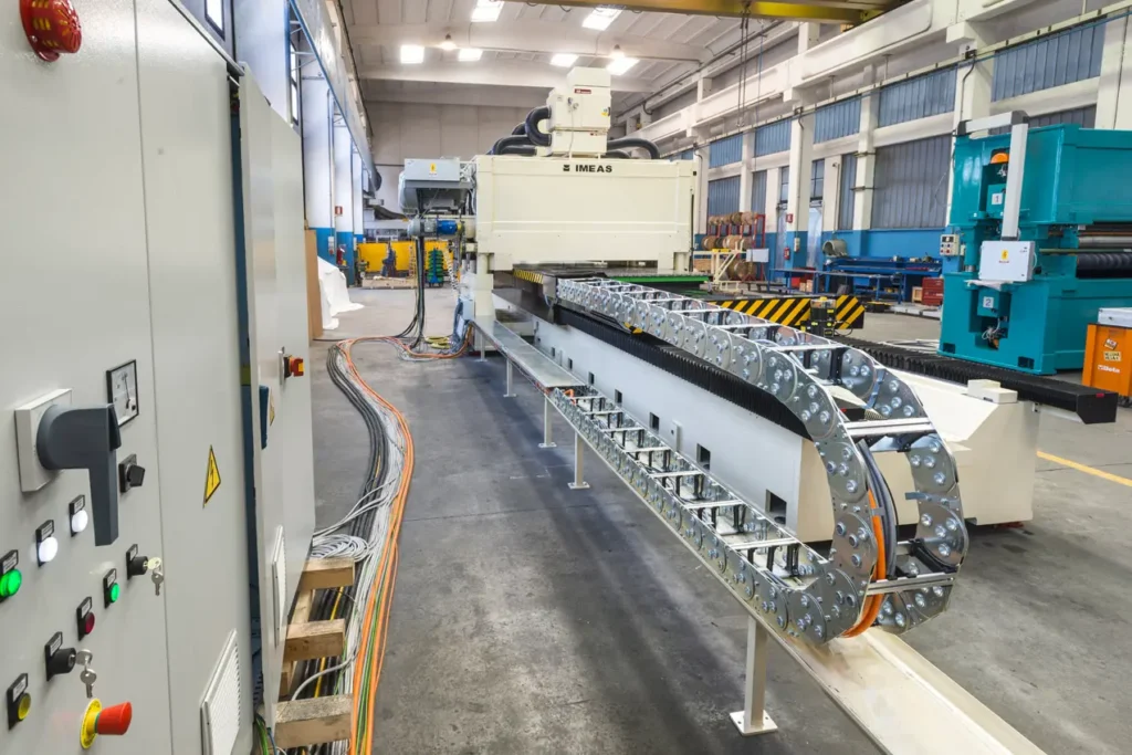 Grande rettificatrice in una sala industriale
