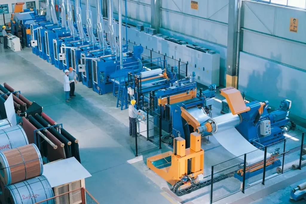 Immagine dall'alto di un'area industriale con degli operai all'opera