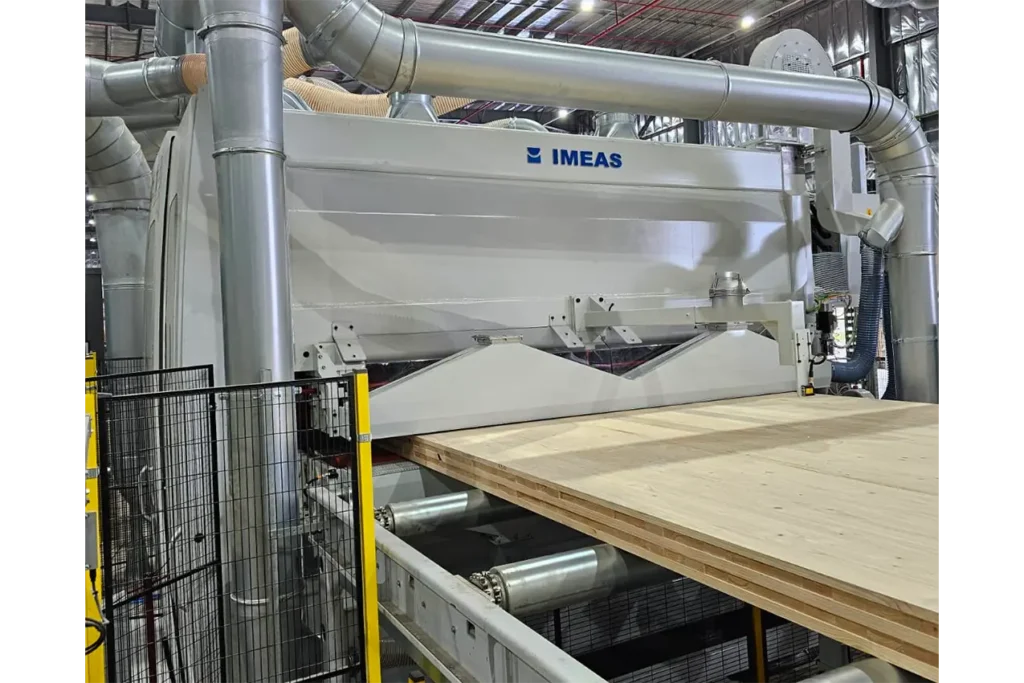 macchinario bianco, con parti a forma triangolari posti sopra un'asse di legno