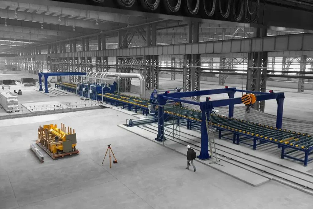 visione di una fabbrica vista dall'alto, si vedono macchinari e lavoratore